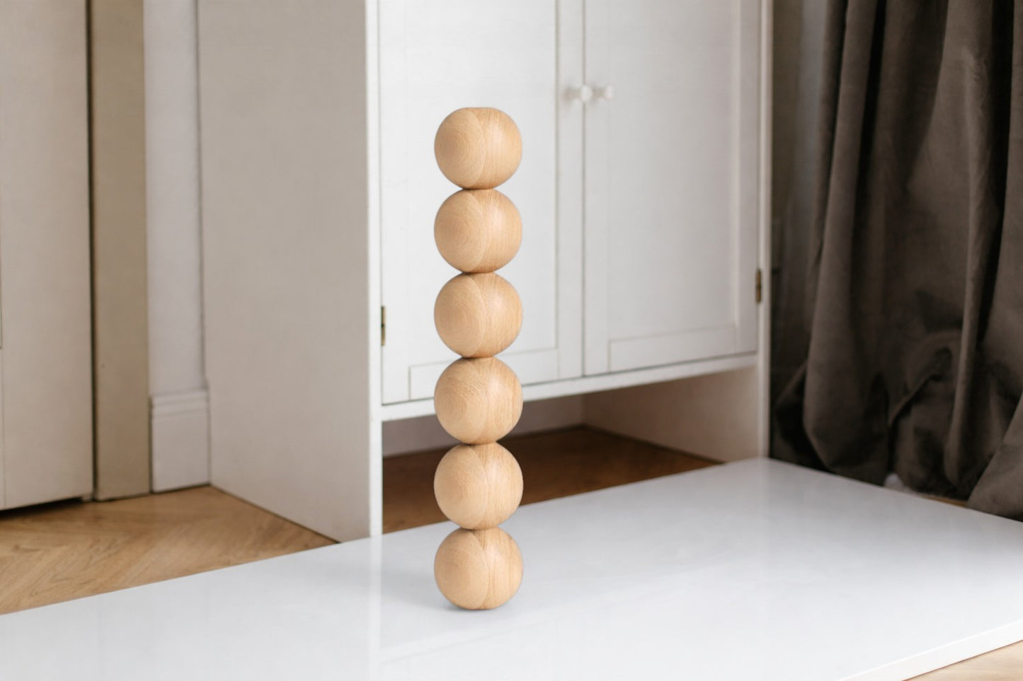 Tischbein aus Holz – gedrehtes Design mit sechs Kugeln, 491 mm
