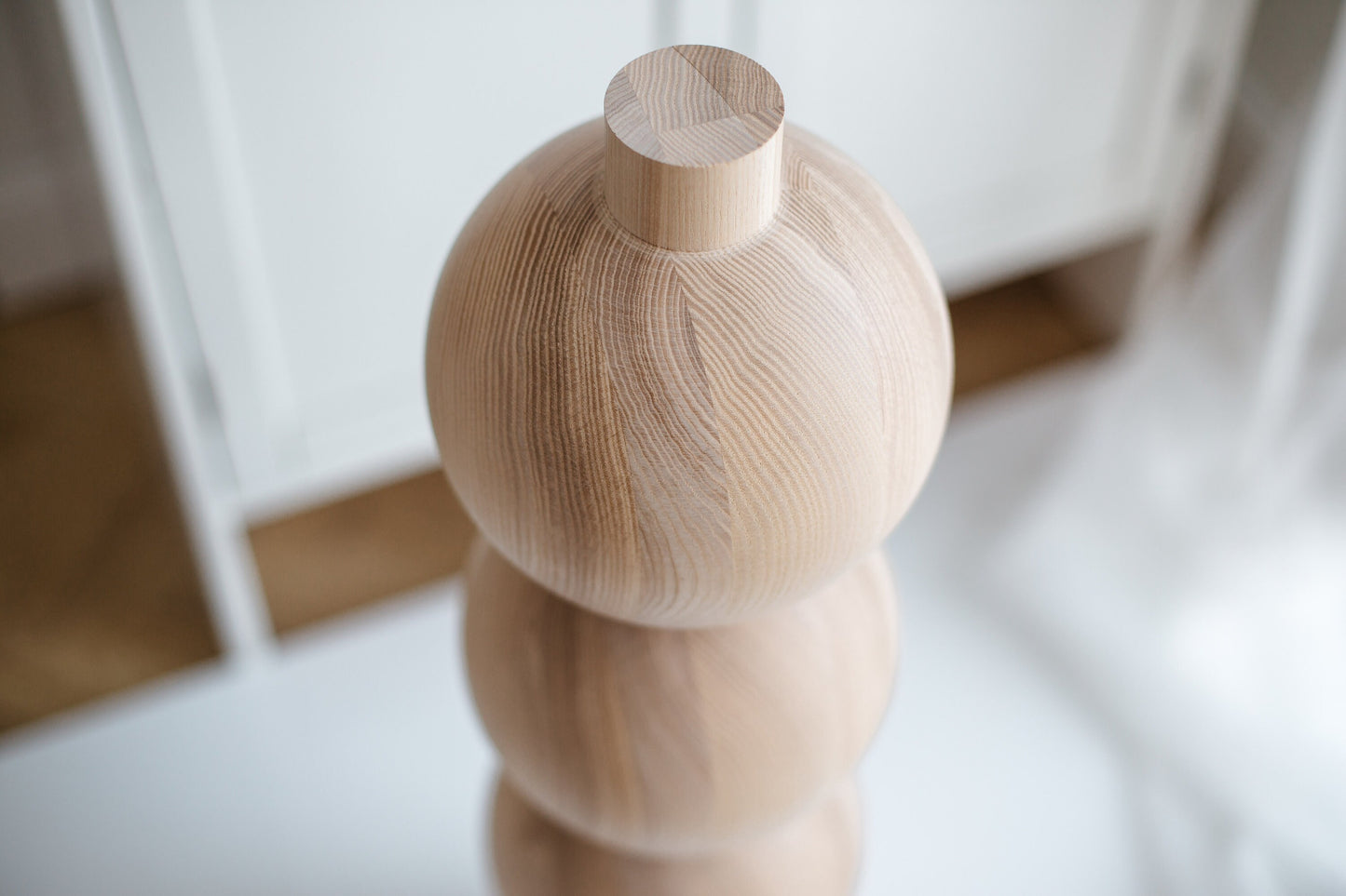 Hölzernes Möbelbein mit vier Kugelsegmenten – Handgefertigtes Design, 3er-Set, H670 mm