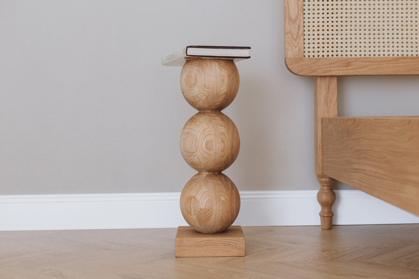 Eleganter Nachttisch aus Holz mit zentralem Kugelakzent – Handgefertigtes Design, H495 mm