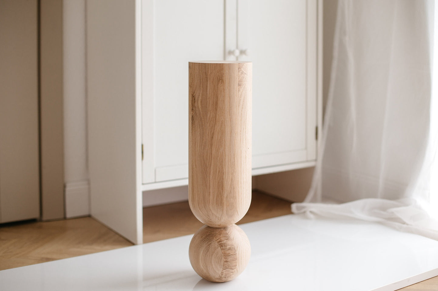 Natürliches Couchtischbein aus Holz mit Kugeldetail – Drechseldesign, H500 mm