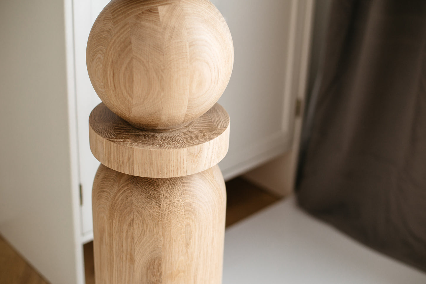 Holztisch- & Bartischbein mit zentraler Kugelverzierung – gedrechseltes Design, H860 mm
