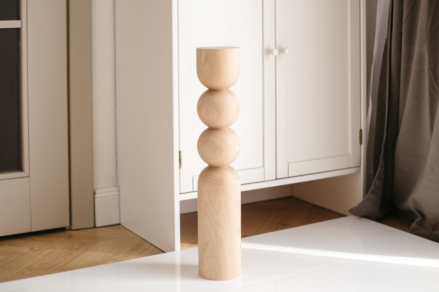 Kaffeetischbein aus Naturholz mit doppelkugeligem Detail – handgefertigtes Design, H540 mm