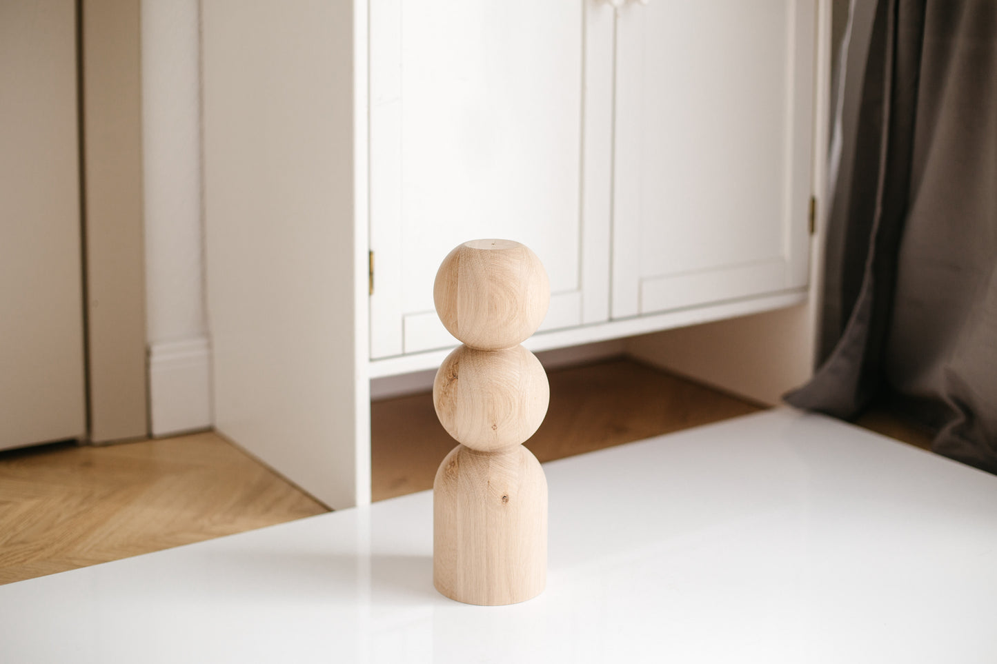 Möbelbeine aus Holz mit doppelten Kugeldetails – Handgefertigtes Design, H305 mm