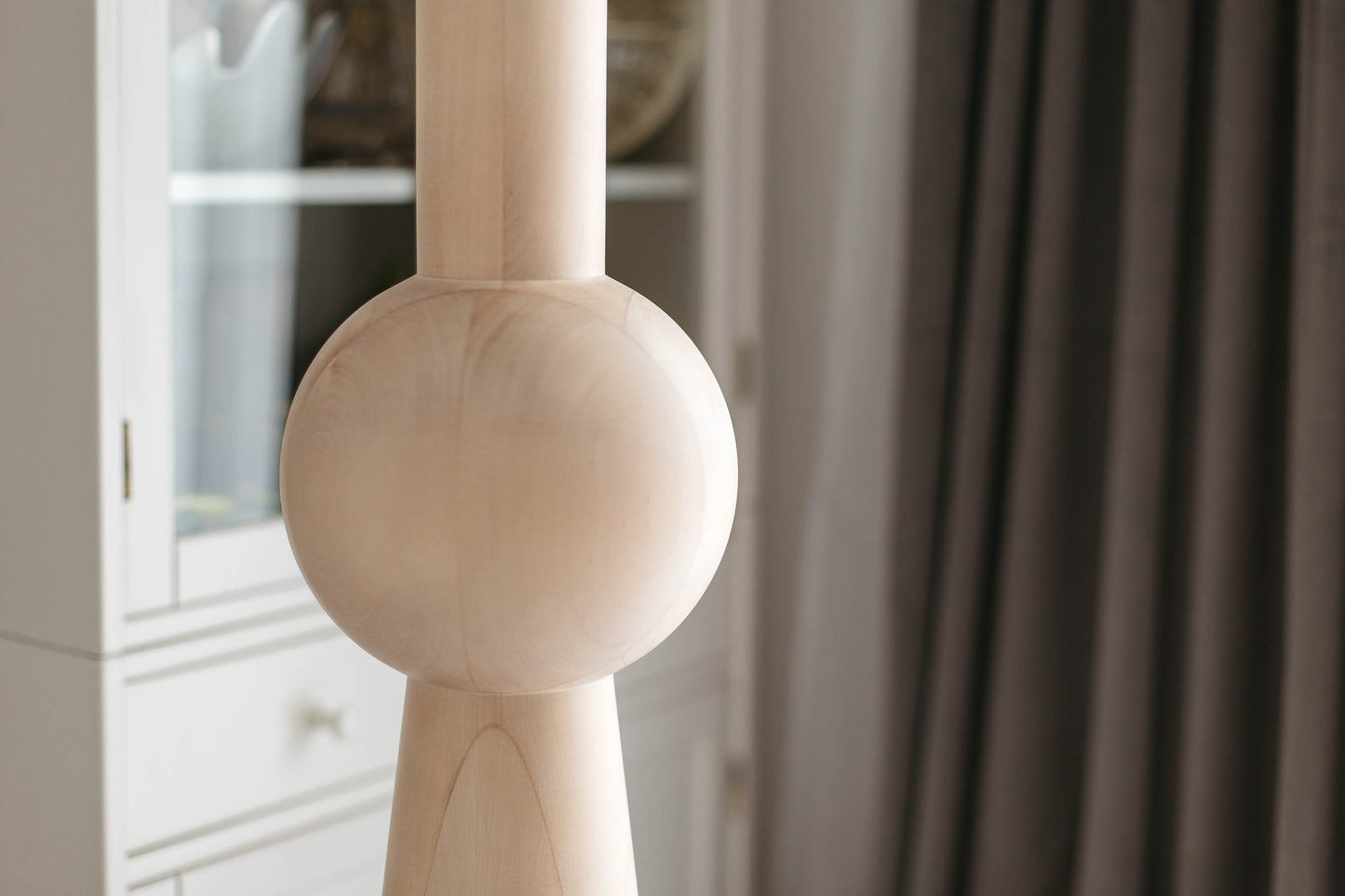 Tischbein & Kücheninselschrankfuß aus Holz mit mittiger Kugel – Handgefertigt, H943 mm