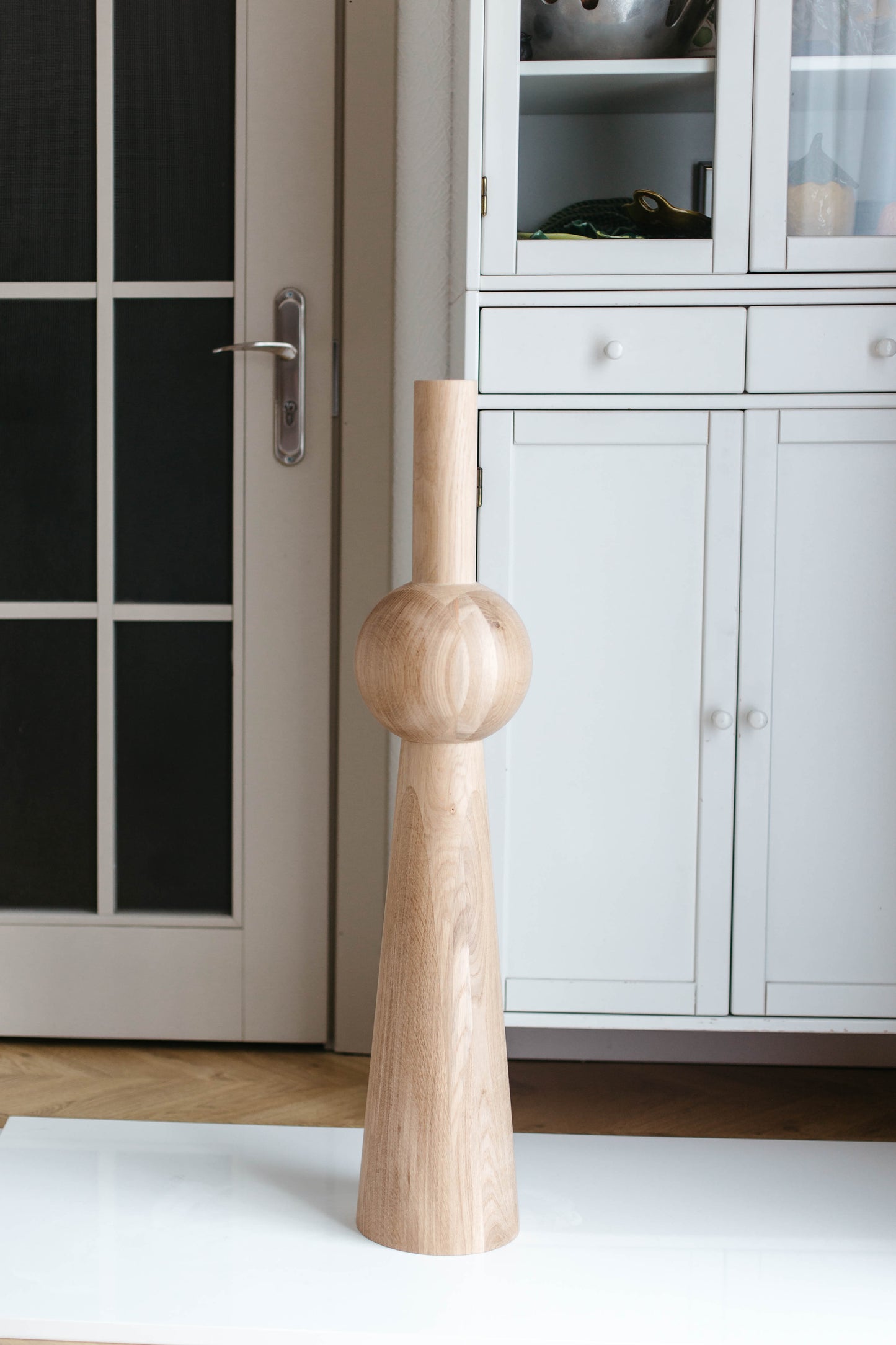 Konisches Holzmöbelbein mit Kugelsegment – Drechseldesign, H900 mm