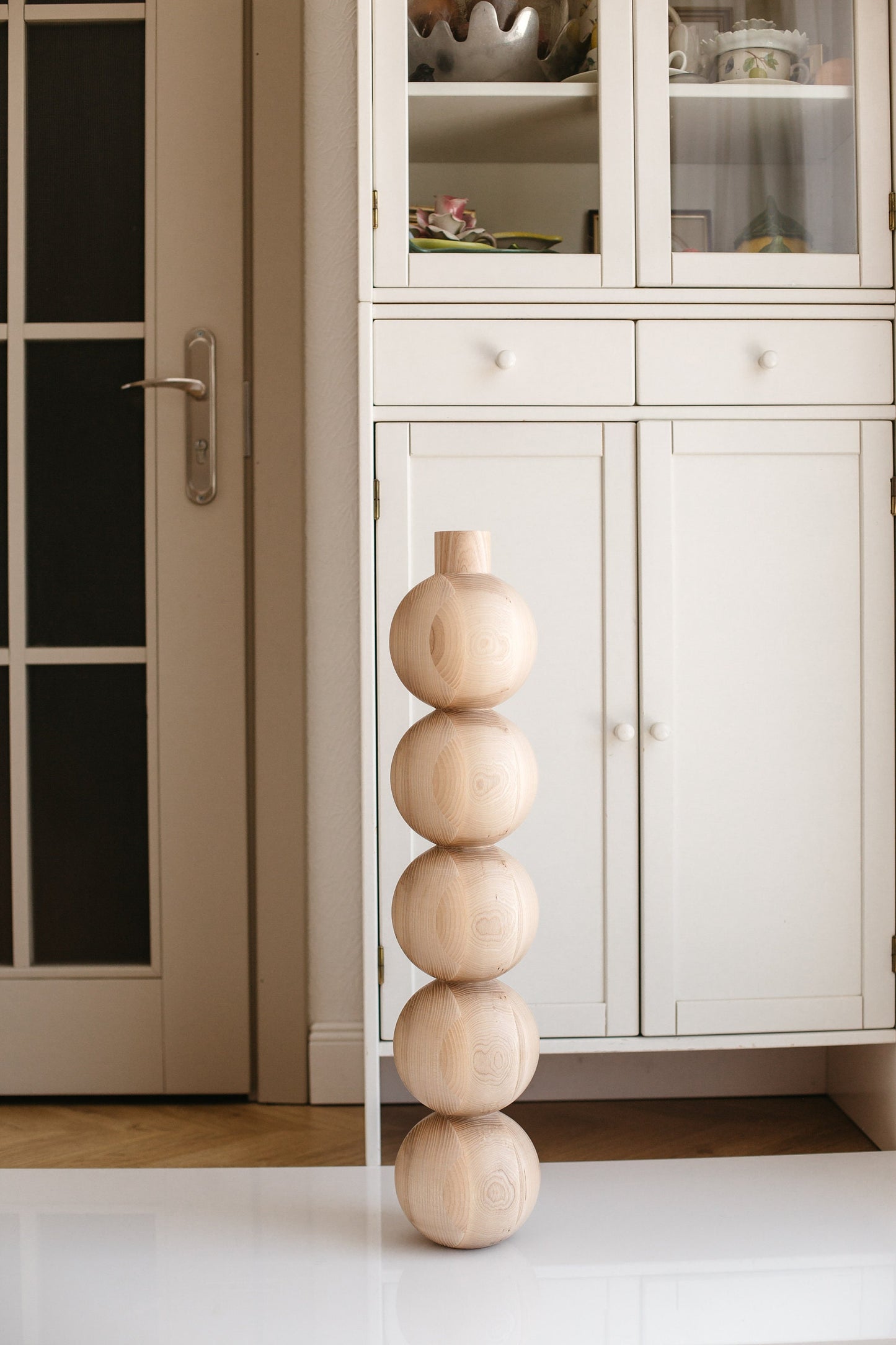 Möbelbein aus Holz mit fünf Kugeldetails – Drechseldesign, H730 mm
