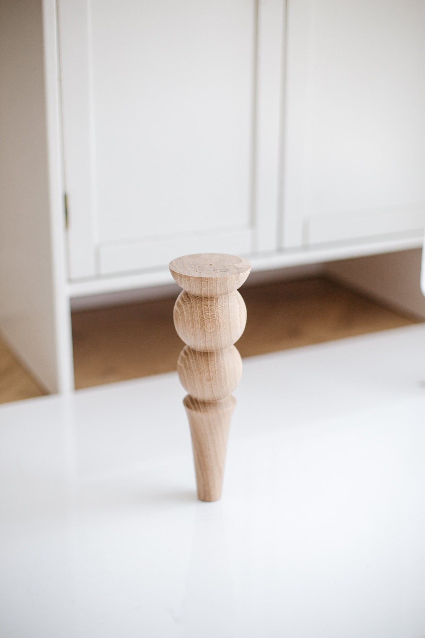 Konische Holzmöbelfüße mit Doppelkugel-Detail – gedrechseltes Design, H250 mm