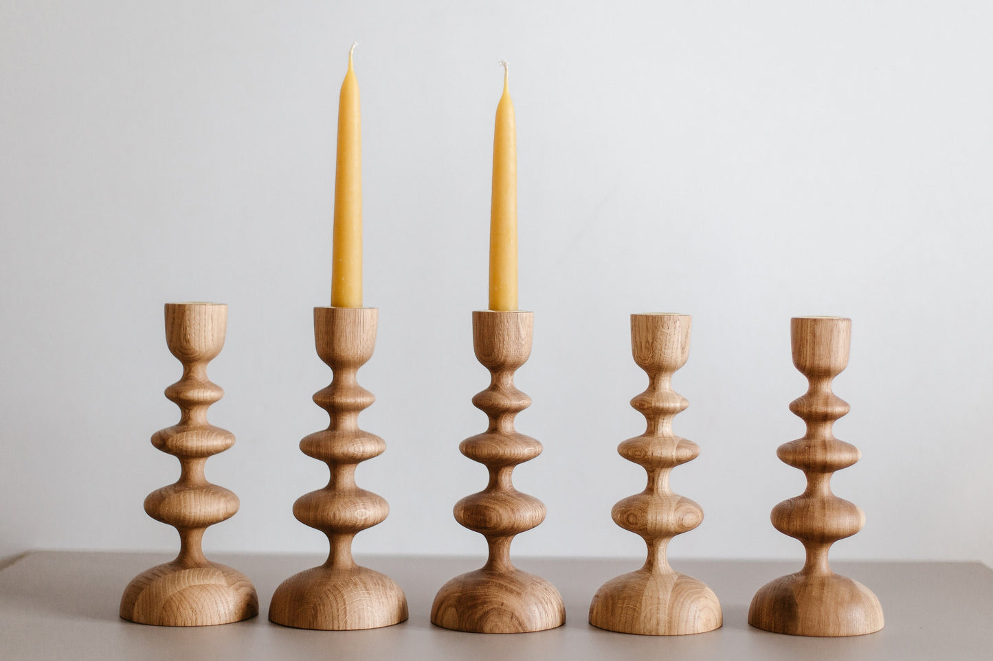 2 handgedrehte Holzkerzenständer für Tafelkerzen – Wellen-Design, Eiche