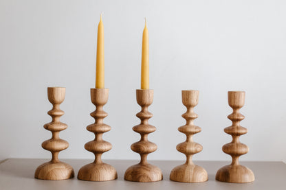 2 handgedrehte Holzkerzenständer für Tafelkerzen – Wellen-Design, Eiche