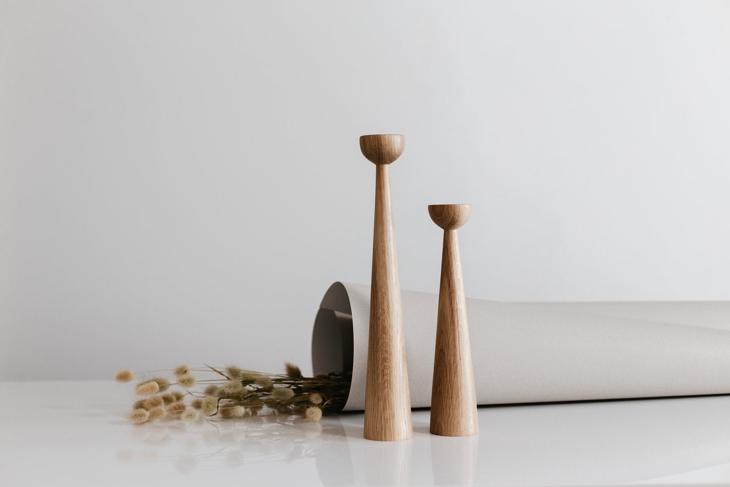 2er Set lange handgedrechselte Kerzenständer aus Holz – elegantes Eichen-Design