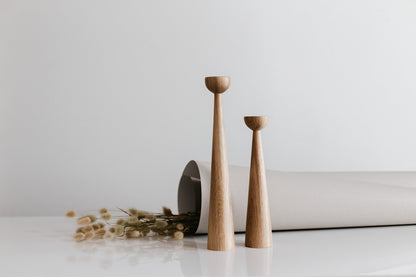 2er Set lange handgedrechselte Kerzenständer aus Holz – elegantes Eichen-Design