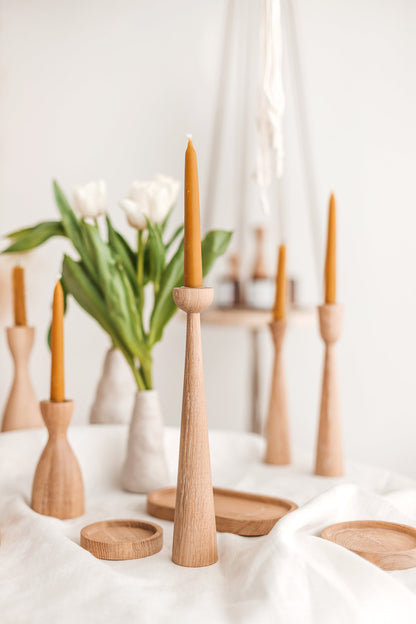 2er Set lange handgedrechselte Kerzenständer aus Holz – elegantes Eichen-Design