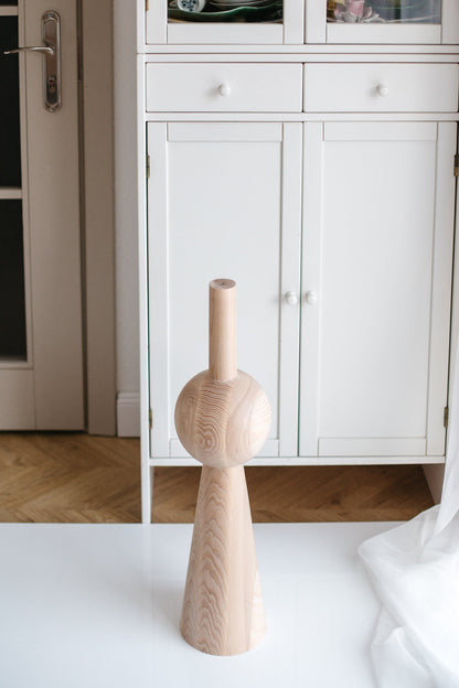 Konisches Holzmöbelfußteil mit Kugeldetail – Drechseldesign, H670 mm