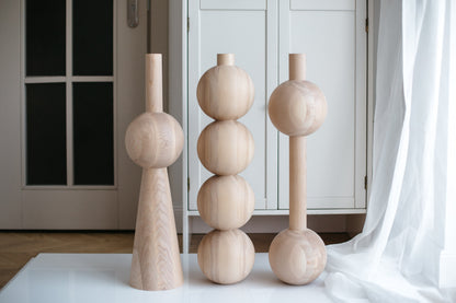 Konisches Holzmöbelfußteil mit Kugeldetail – Drechseldesign, H670 mm