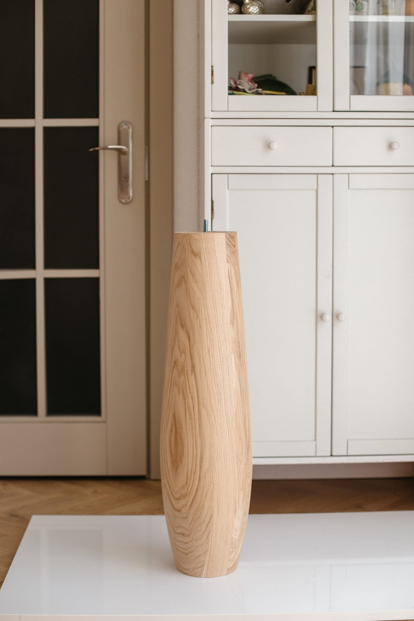 Ovaler Holz-Tischbein – gedrechseltes Möbelbein, H736 mm