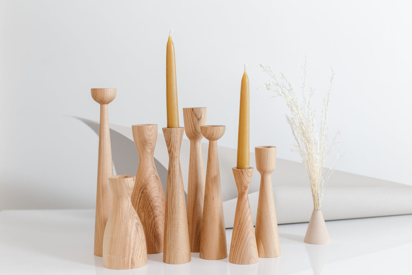 Set mit 2 handgedrechselten Kerzenständern aus Holz – Klassisches Eichendesign