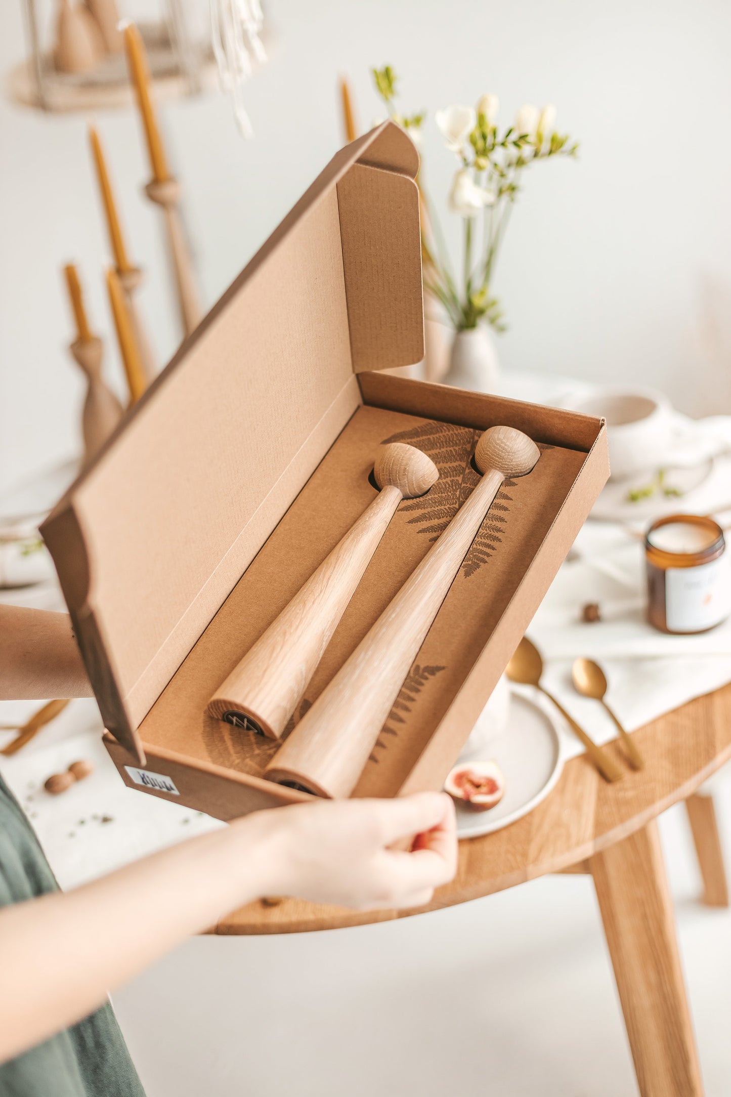 2er Set lange handgedrechselte Kerzenständer aus Holz – elegantes Eichen-Design