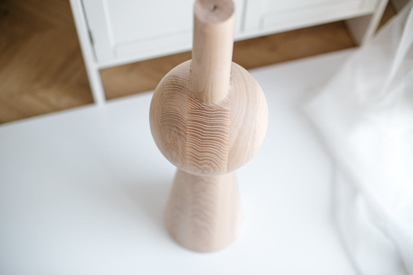 Konisches Holzmöbelfußteil mit Kugeldetail – Drechseldesign, H670 mm