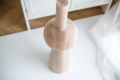 Konisches Holzmöbelfußteil mit Kugeldetail – Drechseldesign, H670 mm