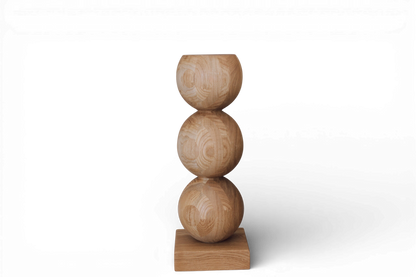 Eleganter Nachttisch aus Holz mit zentralem Kugelakzent – Handgefertigtes Design, H495 mm