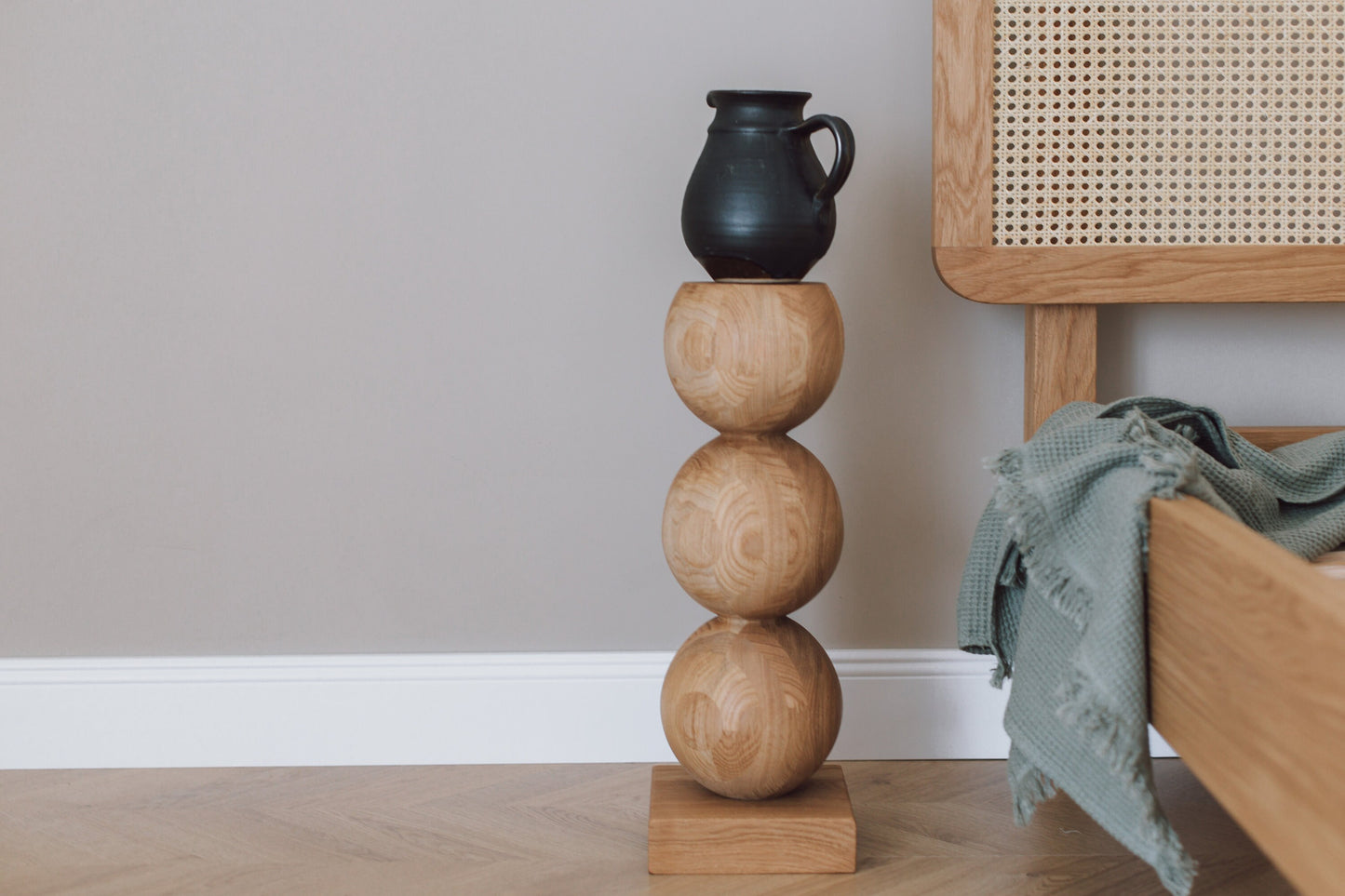 Eleganter Nachttisch aus Holz mit zentralem Kugelakzent – Handgefertigtes Design, H495 mm