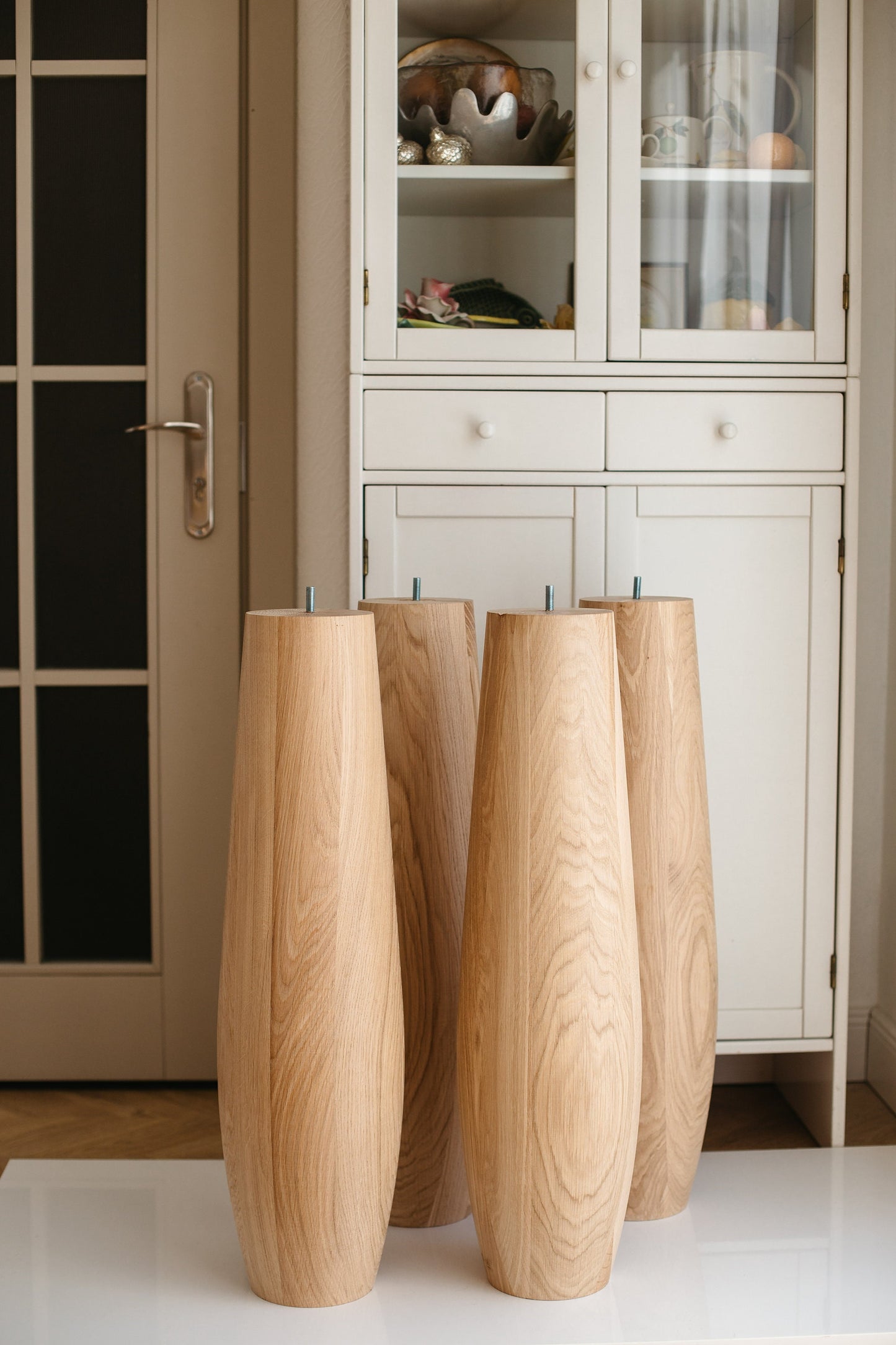 Ovaler Holz-Tischbein – gedrechseltes Möbelbein, H736 mm