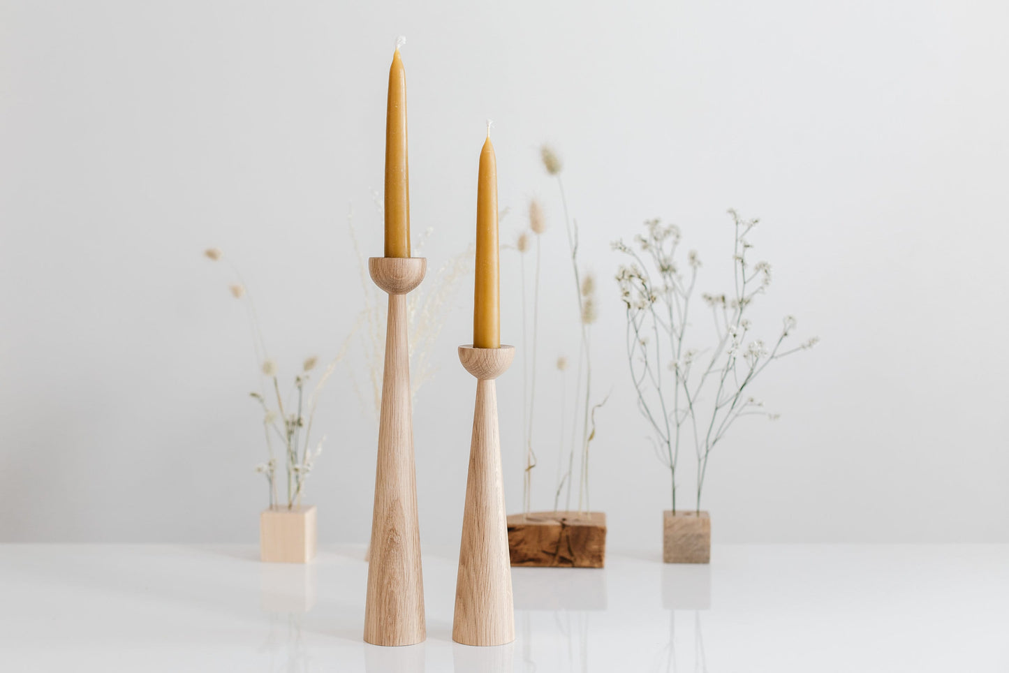 2er Set lange handgedrechselte Kerzenständer aus Holz – elegantes Eichen-Design