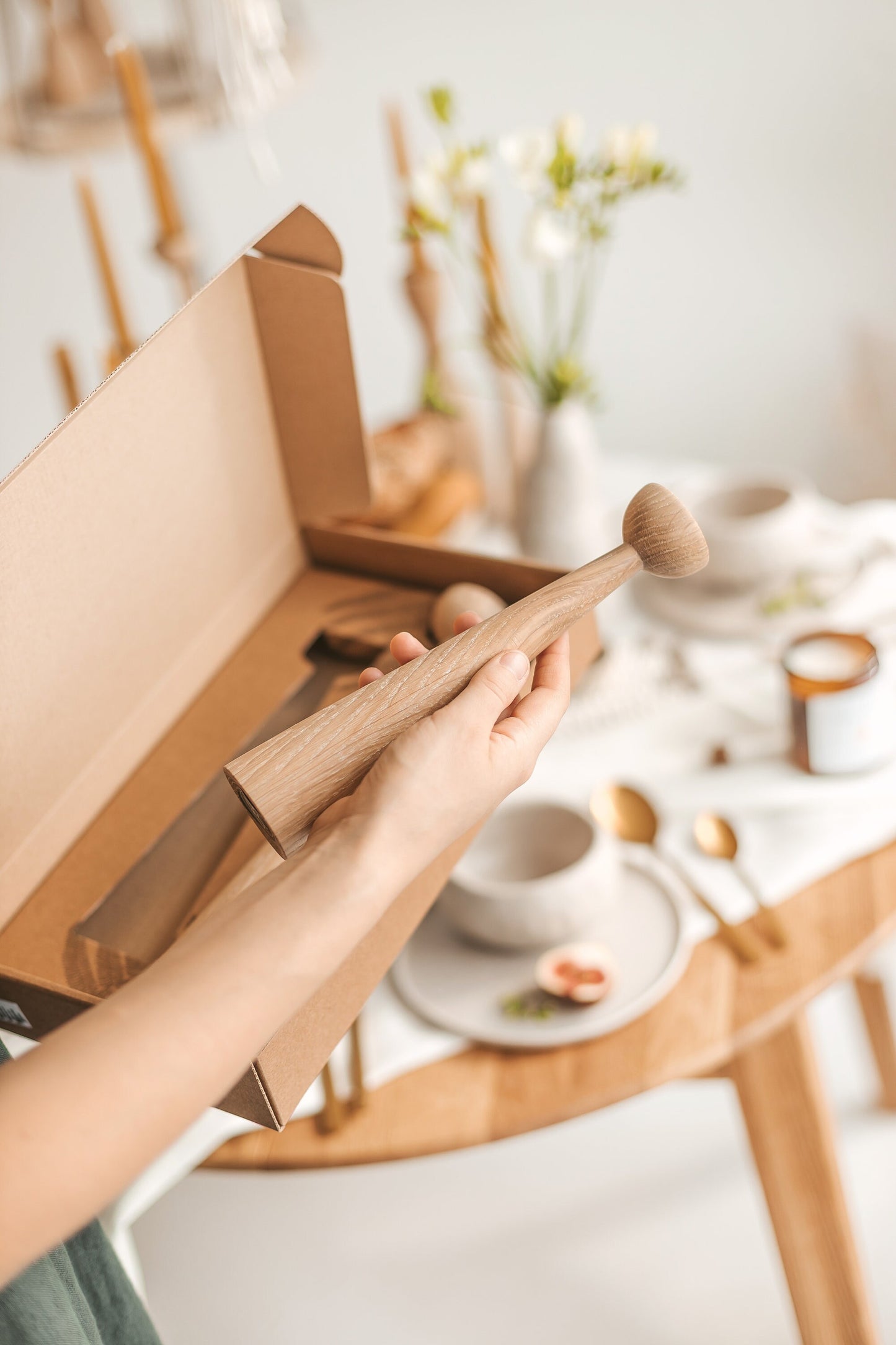 2er Set lange handgedrechselte Kerzenständer aus Holz – elegantes Eichen-Design