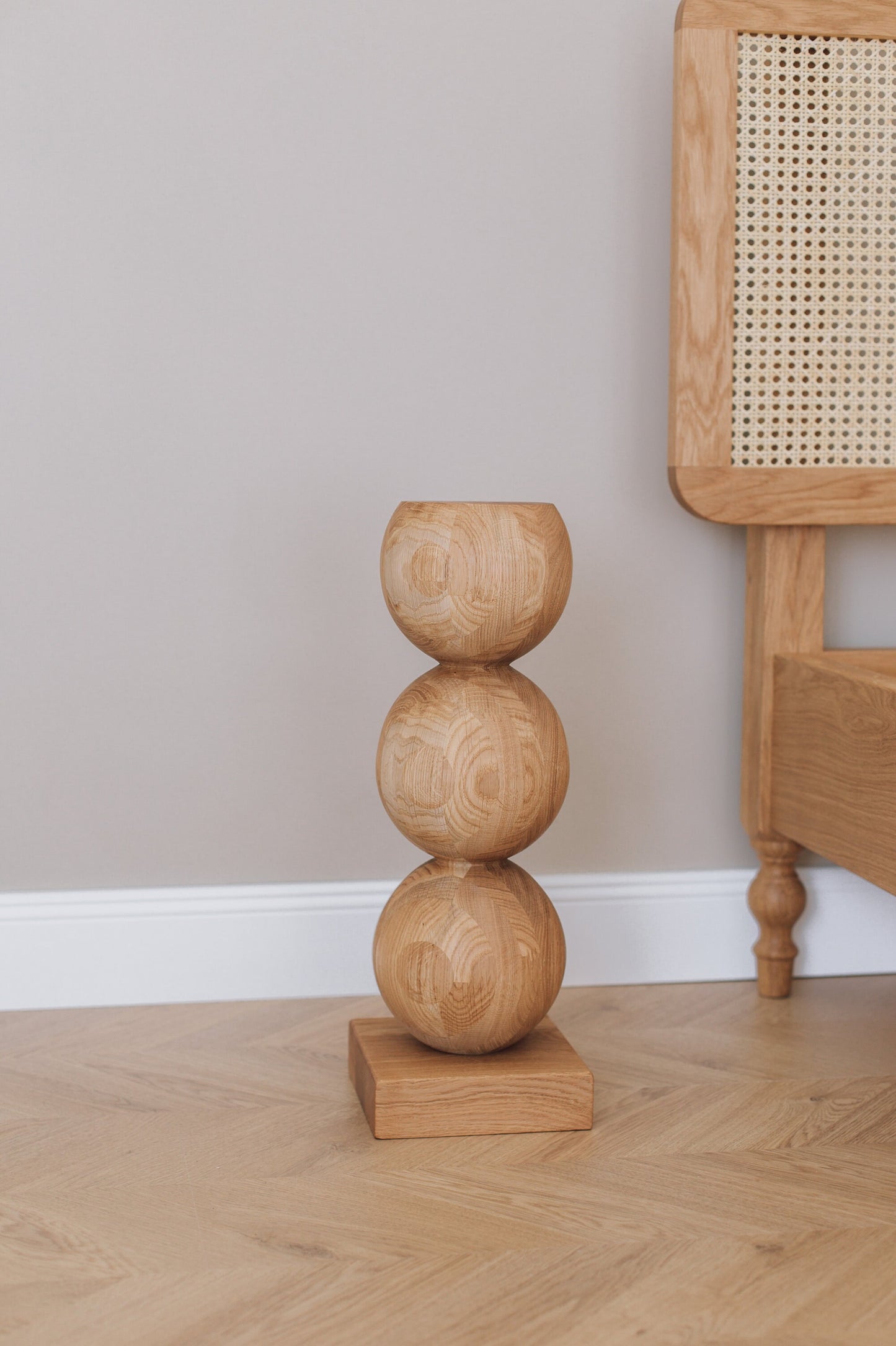 Eleganter Nachttisch aus Holz mit zentralem Kugelakzent – Handgefertigtes Design, H495 mm