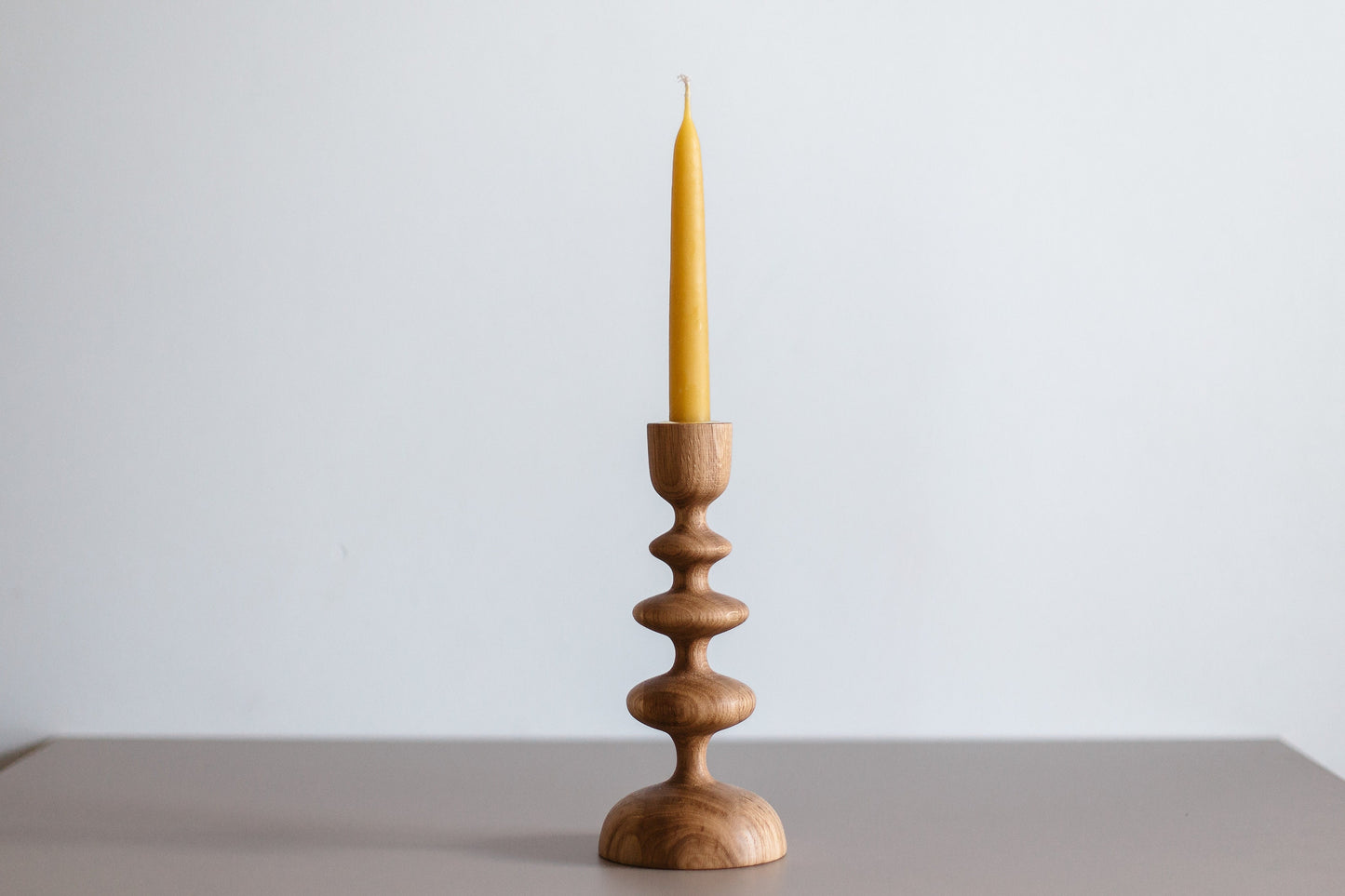 2 handgedrehte Holzkerzenständer für Tafelkerzen – Wellen-Design, Eiche