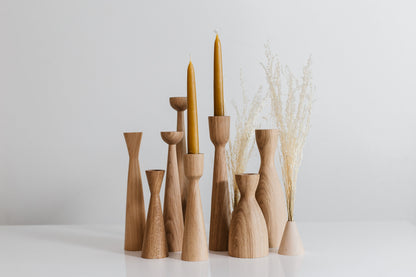 2er Set lange handgedrechselte Kerzenständer aus Holz – elegantes Eichen-Design