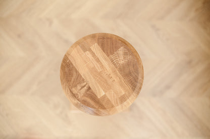 Eleganter Nachttisch aus Holz mit zentraler Kugelverzierung – Handgefertigtes Design, H580 mm