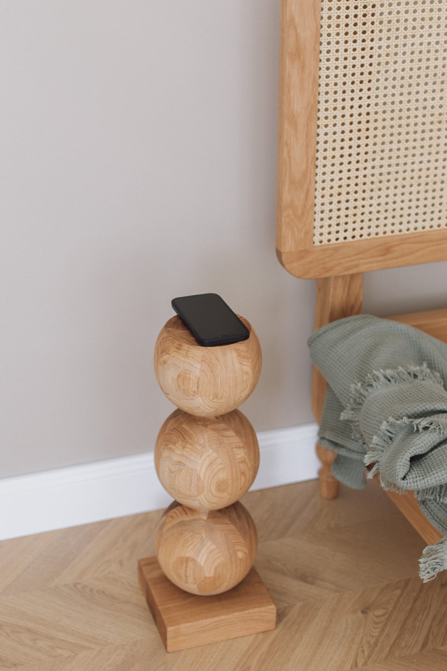 Eleganter Nachttisch aus Holz mit zentralem Kugelakzent – Handgefertigtes Design, H495 mm