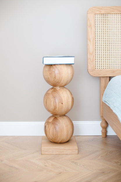 Eleganter Nachttisch aus Holz mit zentraler Kugelverzierung – Handgefertigtes Design, H580 mm