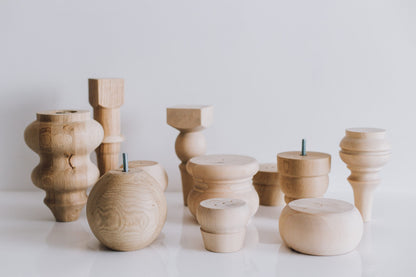 Rund gedrechselter Möbelfuß aus Holz mit Kugeldetail – Drechseldesign, H150 mm