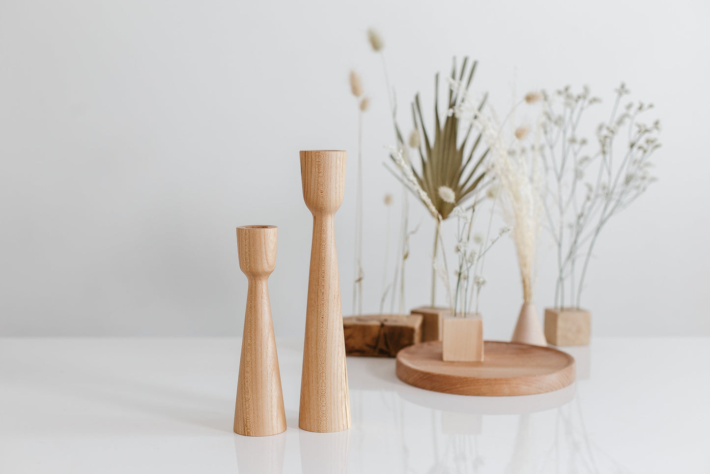 Set mit 2 handgedrechselten Kerzenständern aus Holz – Klassisches Eichendesign
