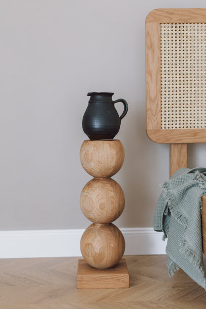 Eleganter Nachttisch aus Holz mit zentralem Kugelakzent – Handgefertigtes Design, H495 mm