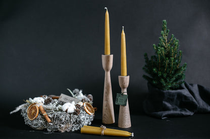 Set mit 2 handgedrechselten Kerzenständern aus Holz – Klassisches Eichendesign