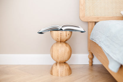 Handgefertigter Nachttisch aus Holz – Massivholz mit elegantem Kugelfuß H400 mm