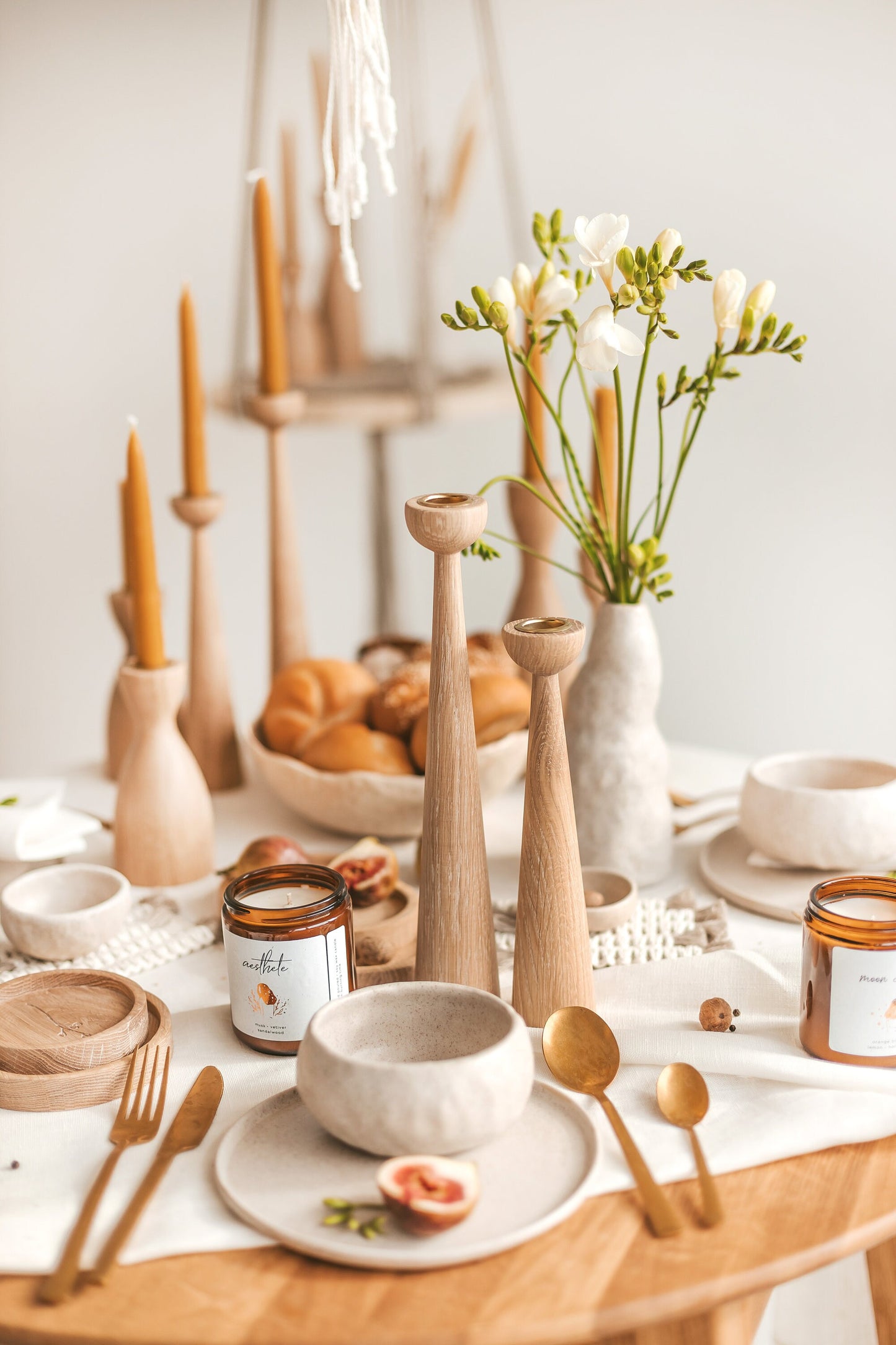 2er Set lange handgedrechselte Kerzenständer aus Holz – elegantes Eichen-Design