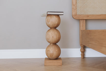 Eleganter Nachttisch aus Holz mit zentralem Kugelakzent – Handgefertigtes Design, H495 mm