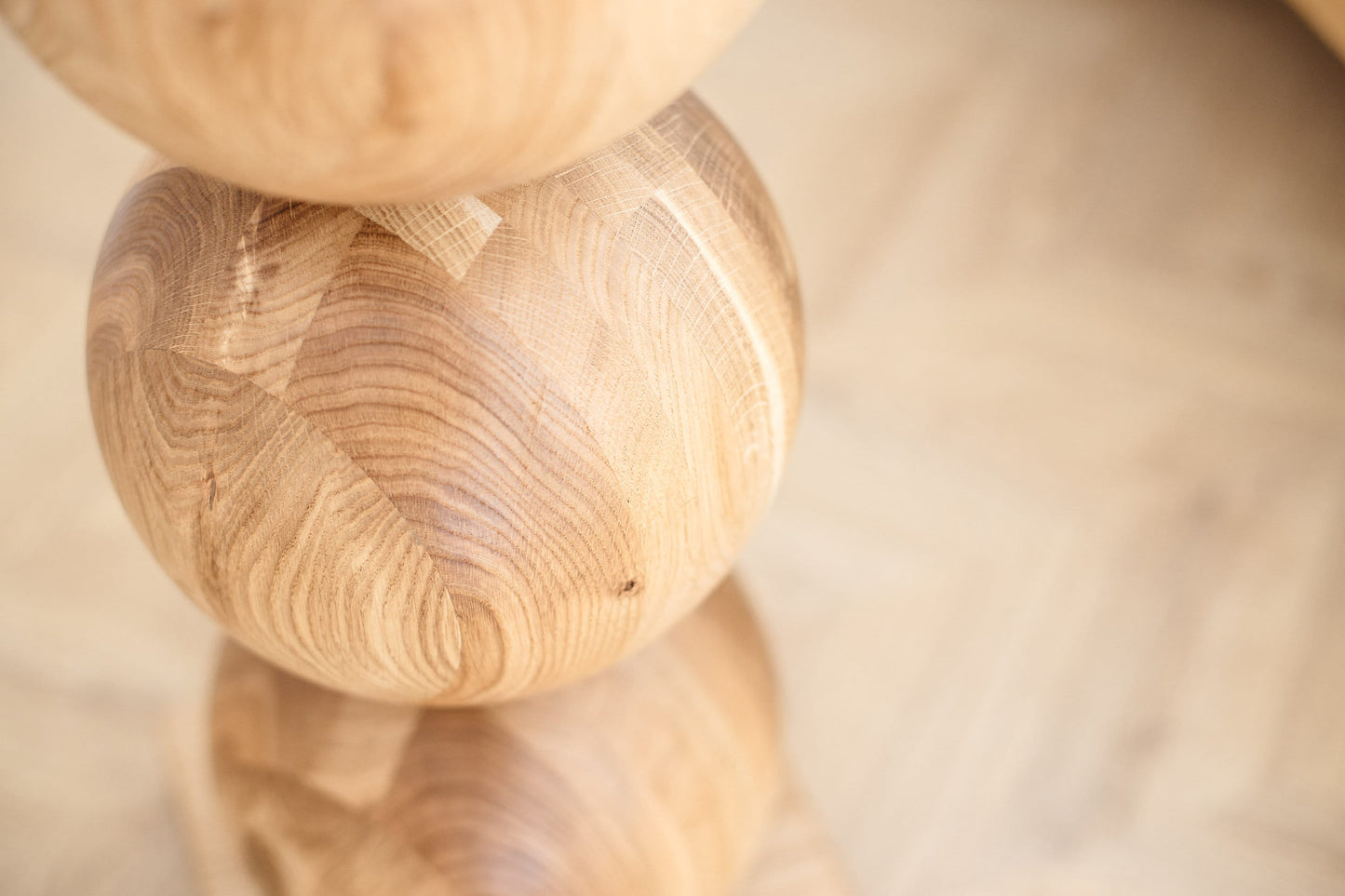 Eleganter Nachttisch aus Holz mit zentraler Kugelverzierung – Handgefertigtes Design, H580 mm