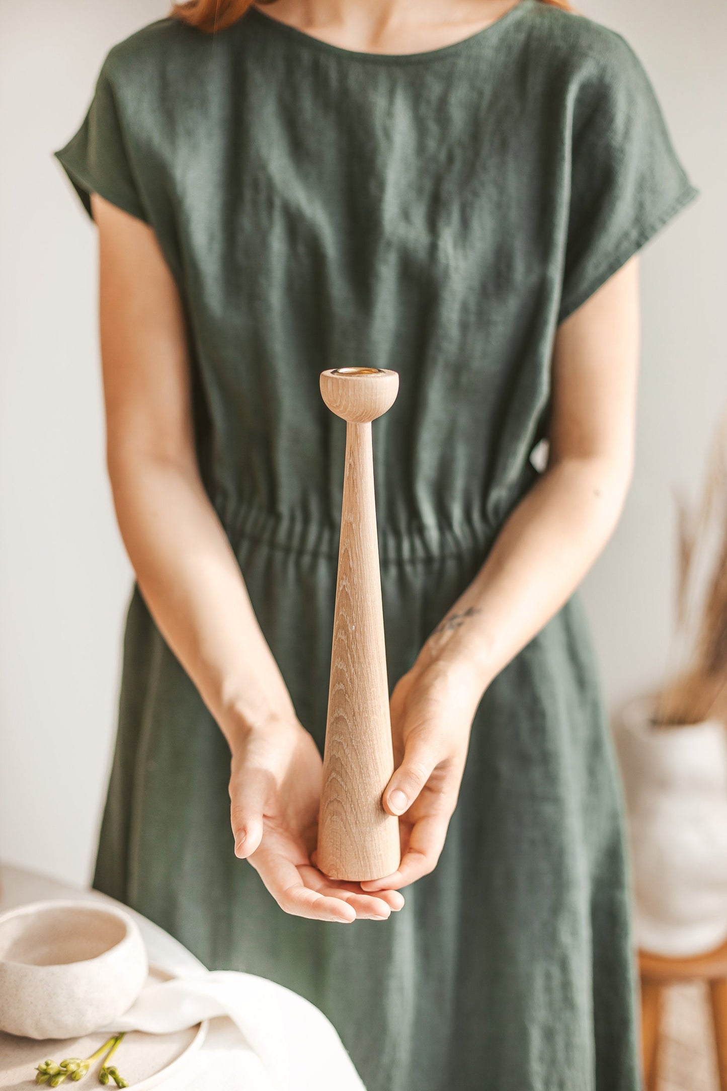 2er Set lange handgedrechselte Kerzenständer aus Holz – elegantes Eichen-Design
