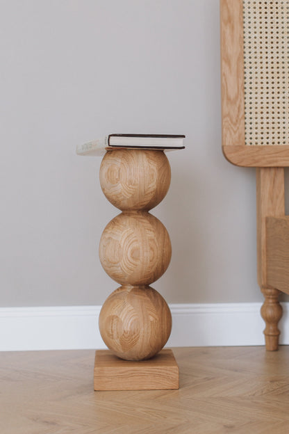 Eleganter Nachttisch aus Holz mit zentralem Kugelakzent – Handgefertigtes Design, H495 mm