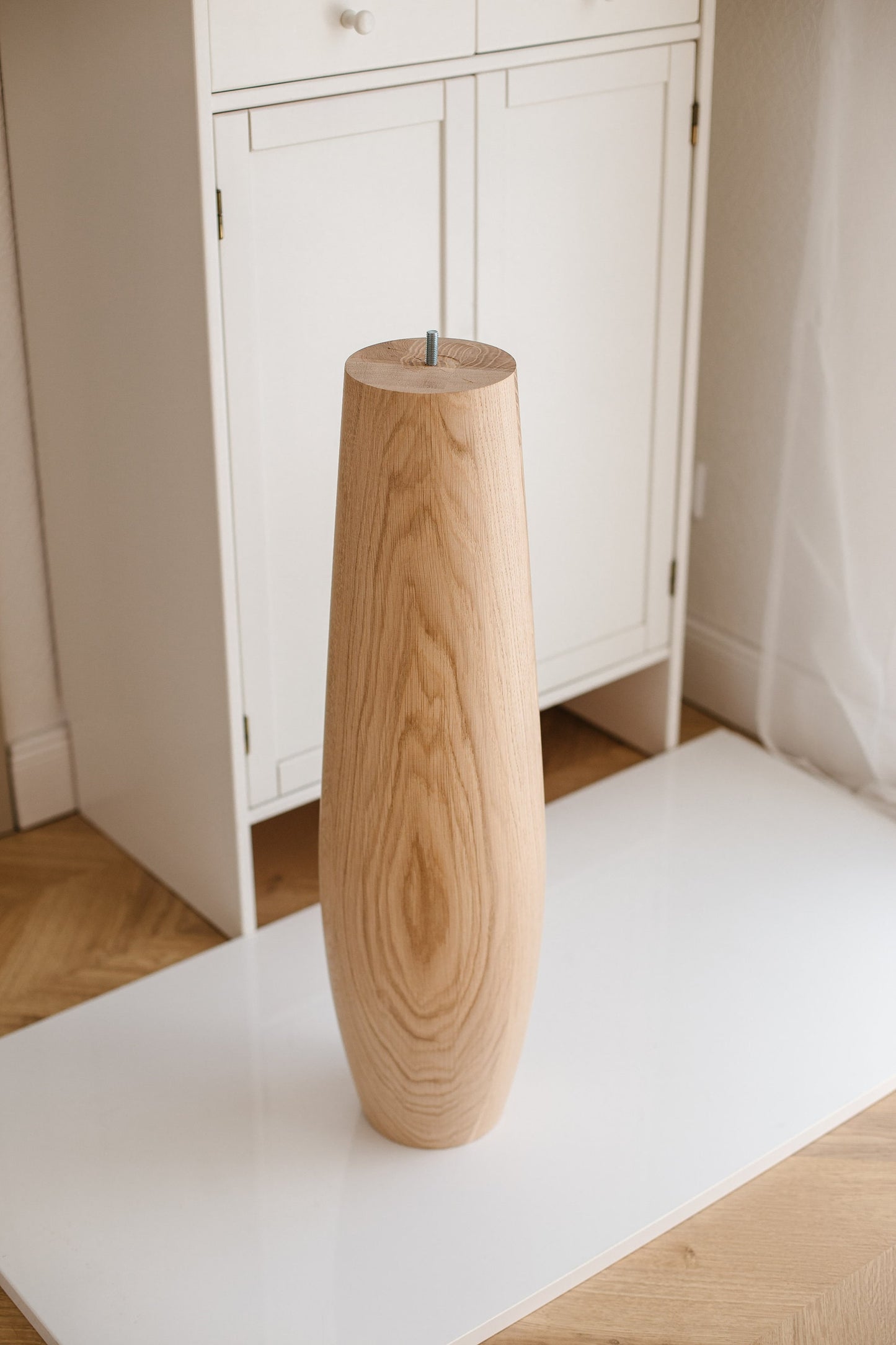 Ovaler Holz-Tischbein – gedrechseltes Möbelbein, H736 mm