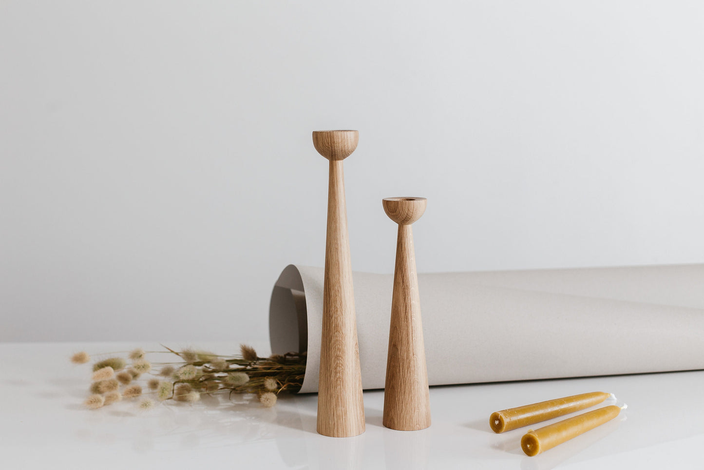 2er Set lange handgedrechselte Kerzenständer aus Holz – elegantes Eichen-Design