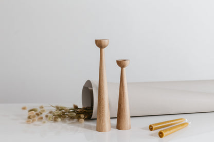 2er Set lange handgedrechselte Kerzenständer aus Holz – elegantes Eichen-Design