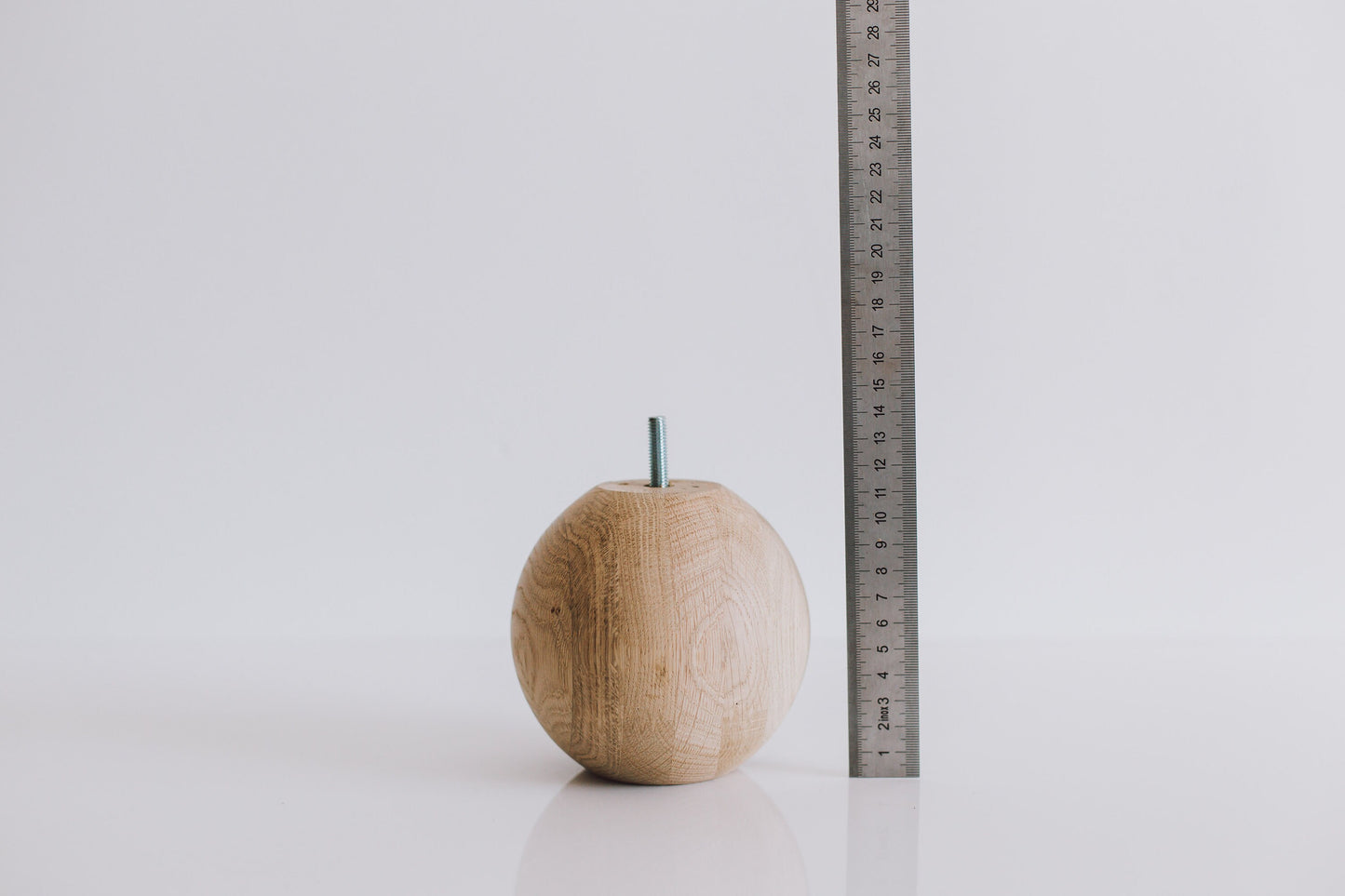 Rund gedrechselter Holzmöbelfuß mit Kugel-Detail – gedrechseltes Design, H110 mm