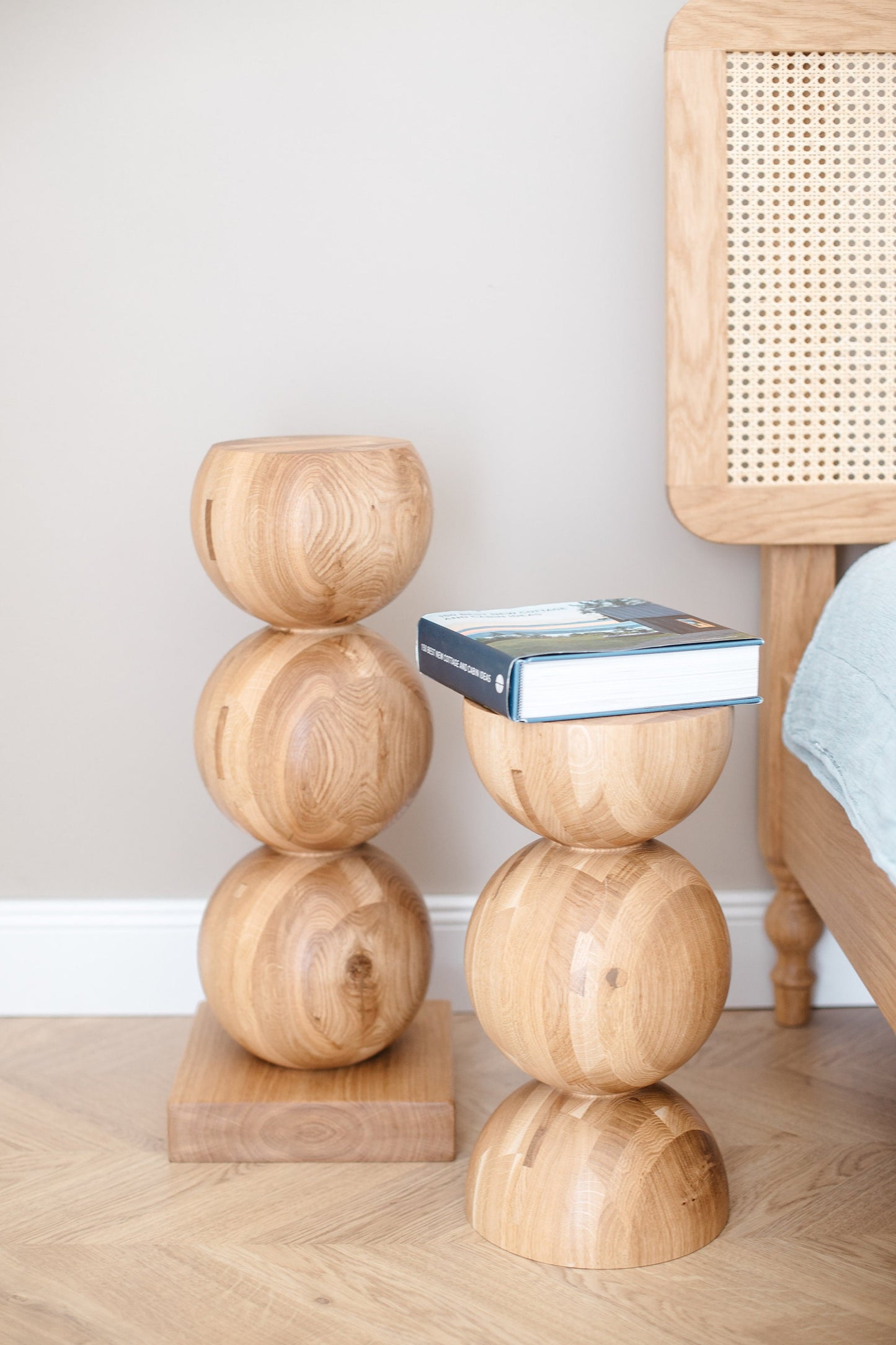 Handgefertigter Nachttisch aus Holz – Massivholz mit elegantem Kugelfuß H400 mm