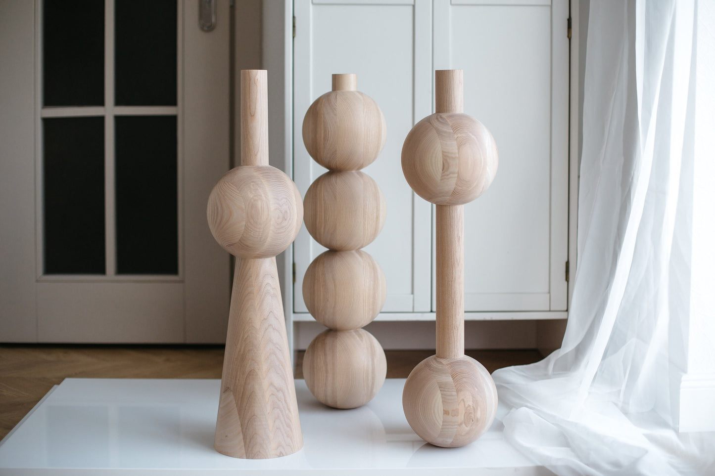Konisches Holzmöbelfußteil mit Kugeldetail – Drechseldesign, H670 mm